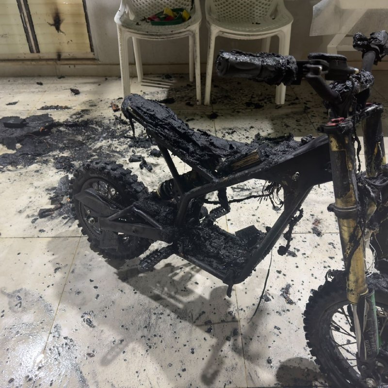 סוללת ליתיום של אופניים חשמליים עלתה באש בחצר בית בטירת כרמל.
