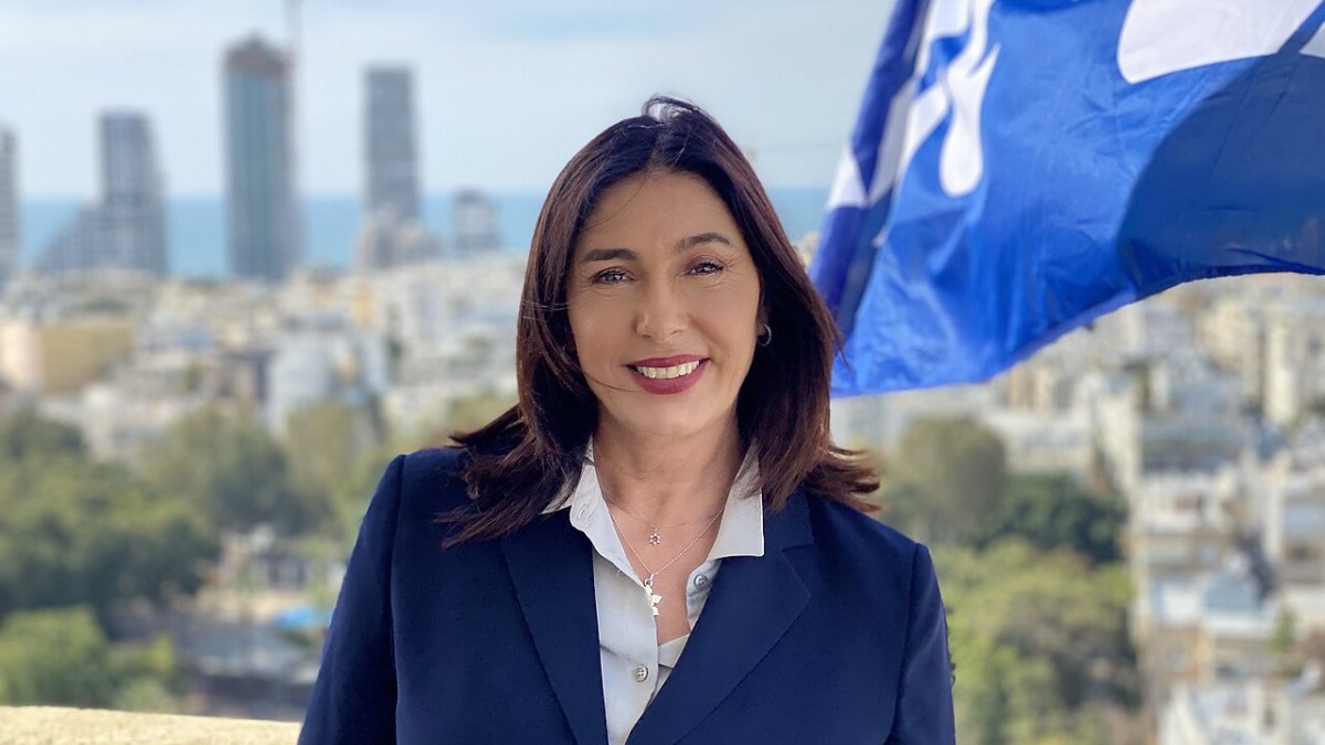 השרה רגב מגבה את נתניהו: "מבקש שריונים? הוא מביא את רוב הקולות" לאחר ההחלטה לקיים בחירות פתוחות במפלגה, ראש הממשלה דורש להבטיח את מקומם של עד 10 נציגים בצמרת. בין השמות שעל הפרק: חיים ביבס, אמיר אביבי ולימור סמימיאן דרש